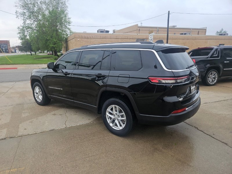 Used 2022 Jeep Grand Cherokee L Laredo w/ Luxury Tech Group I AWD/4WD image 2