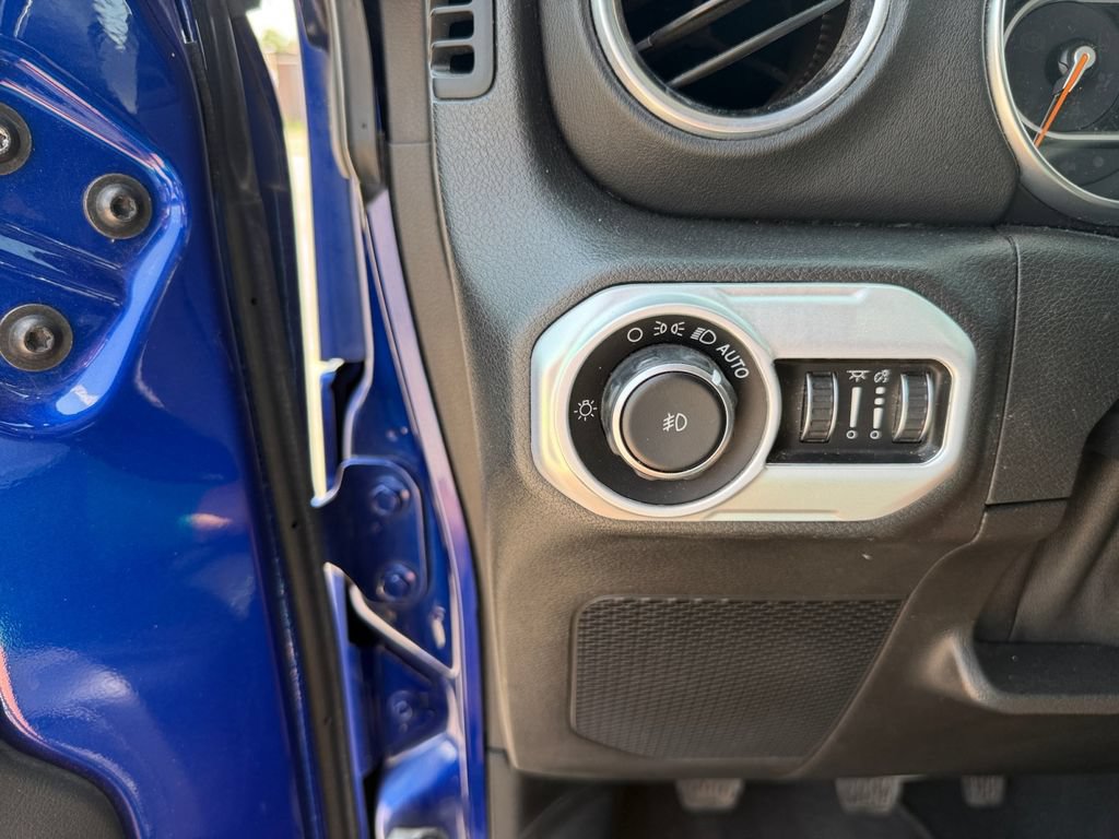 Used 2018 Jeep Wrangler Unlimited Sahara w/ Dual Top Group AWD/4WD image 18