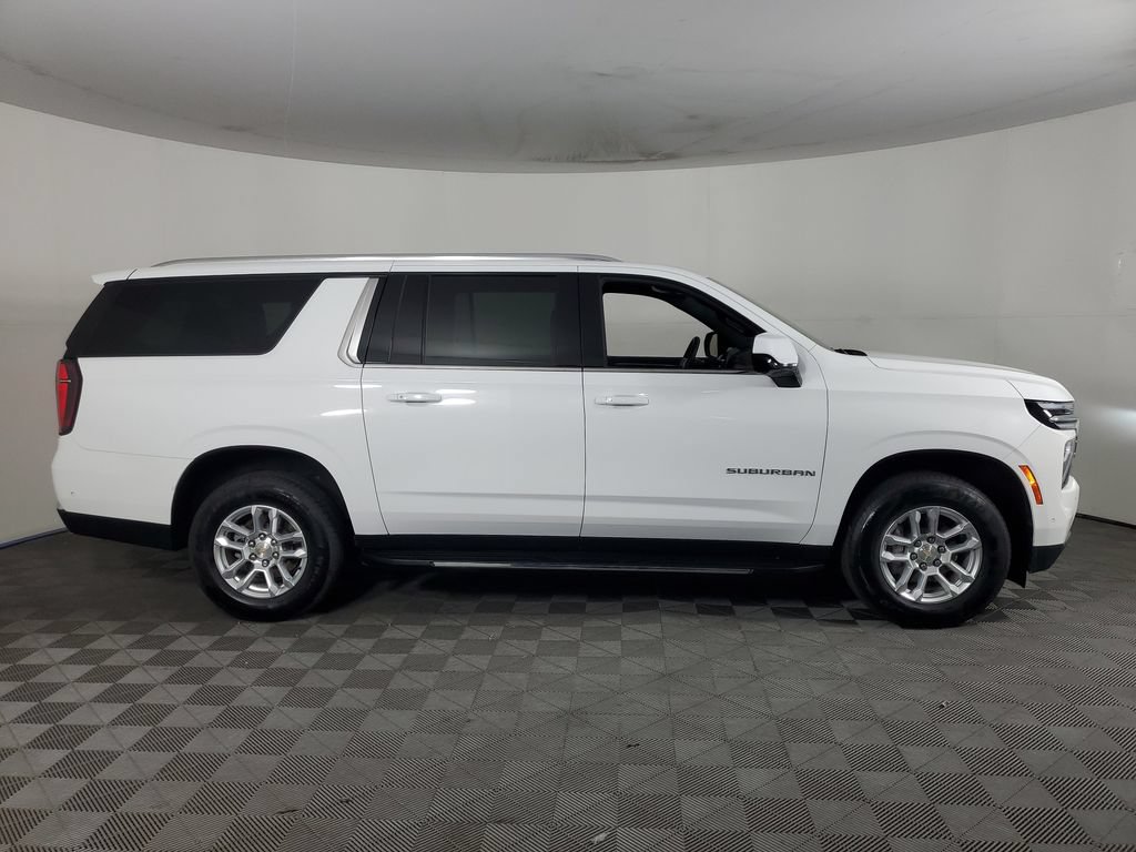 Used 2025 Chevrolet Suburban LT RWD image 3