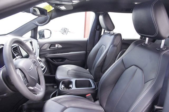 Used 2025 Chrysler Pacifica Select image 13