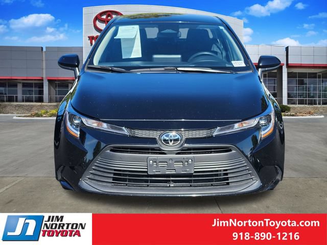 Used 2025 Toyota Corolla LE FWD image 2