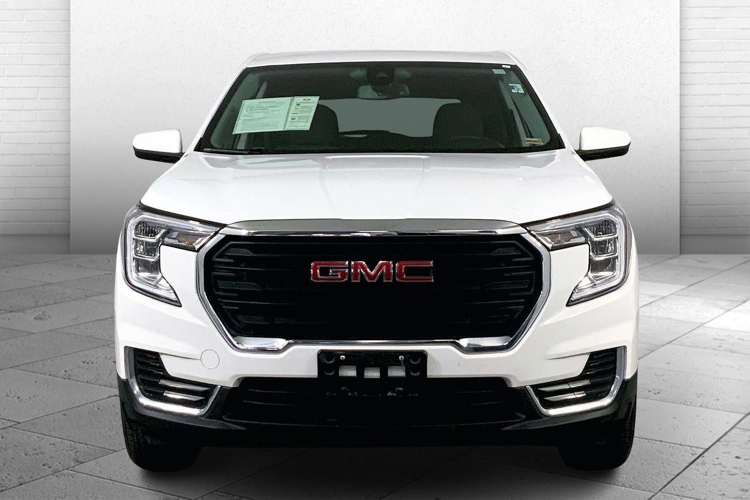 Used 2024 GMC Terrain SLE image 2