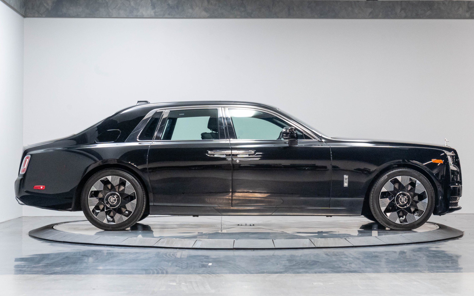 Used 2024 Rolls-Royce Phantom Sedan w/ The Phantom Package RWD image 44