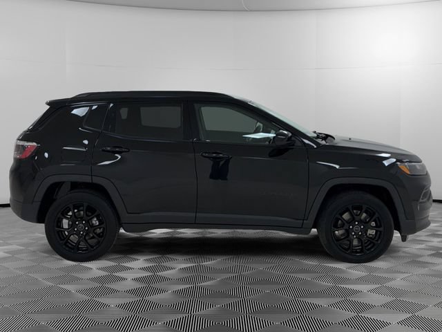 Used 2025 Jeep Compass Latitude w/ Convenience Group AWD/4WD image 6
