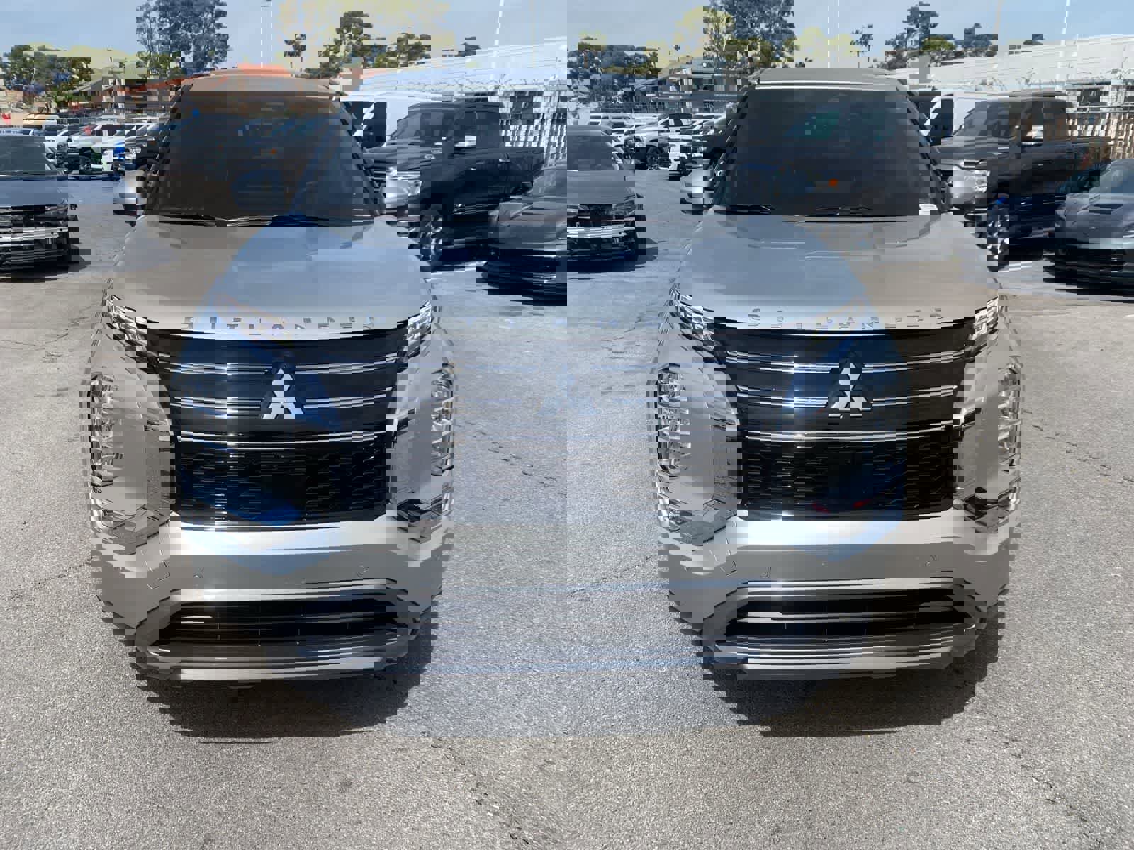 Used 2025 Mitsubishi Outlander SE image 2