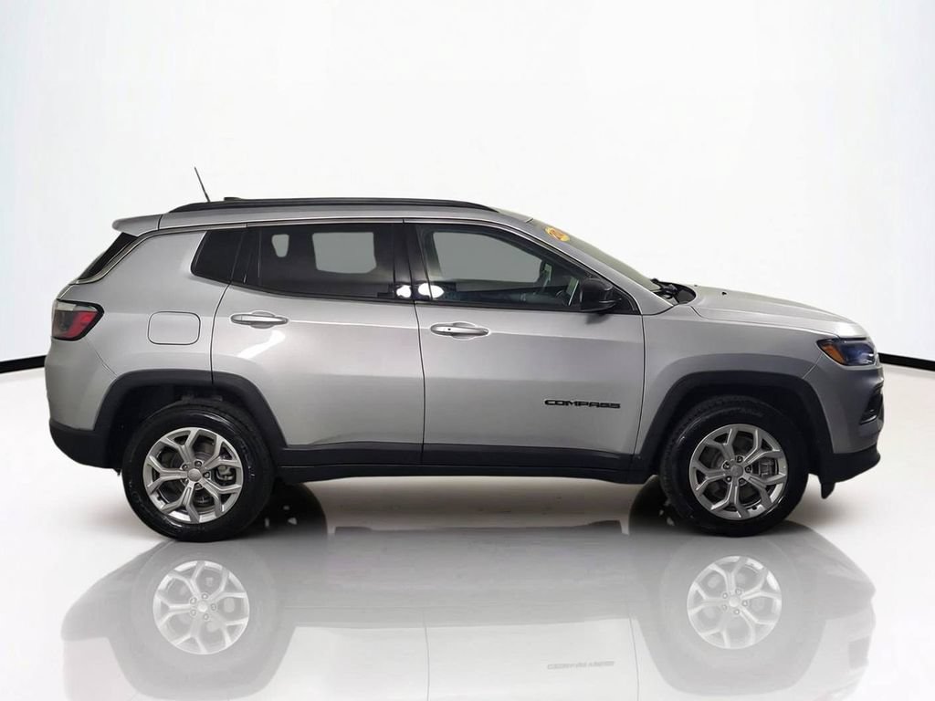 Used 2024 Jeep Compass Latitude AWD/4WD image 4