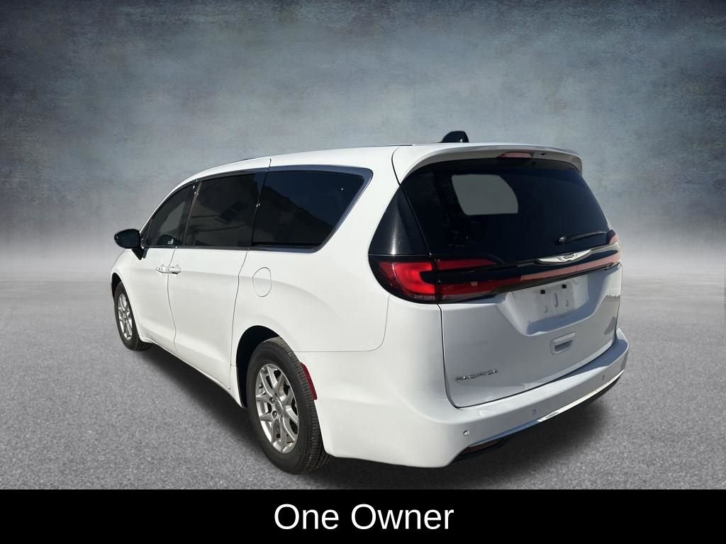 Used 2025 Chrysler Pacifica Select image 3