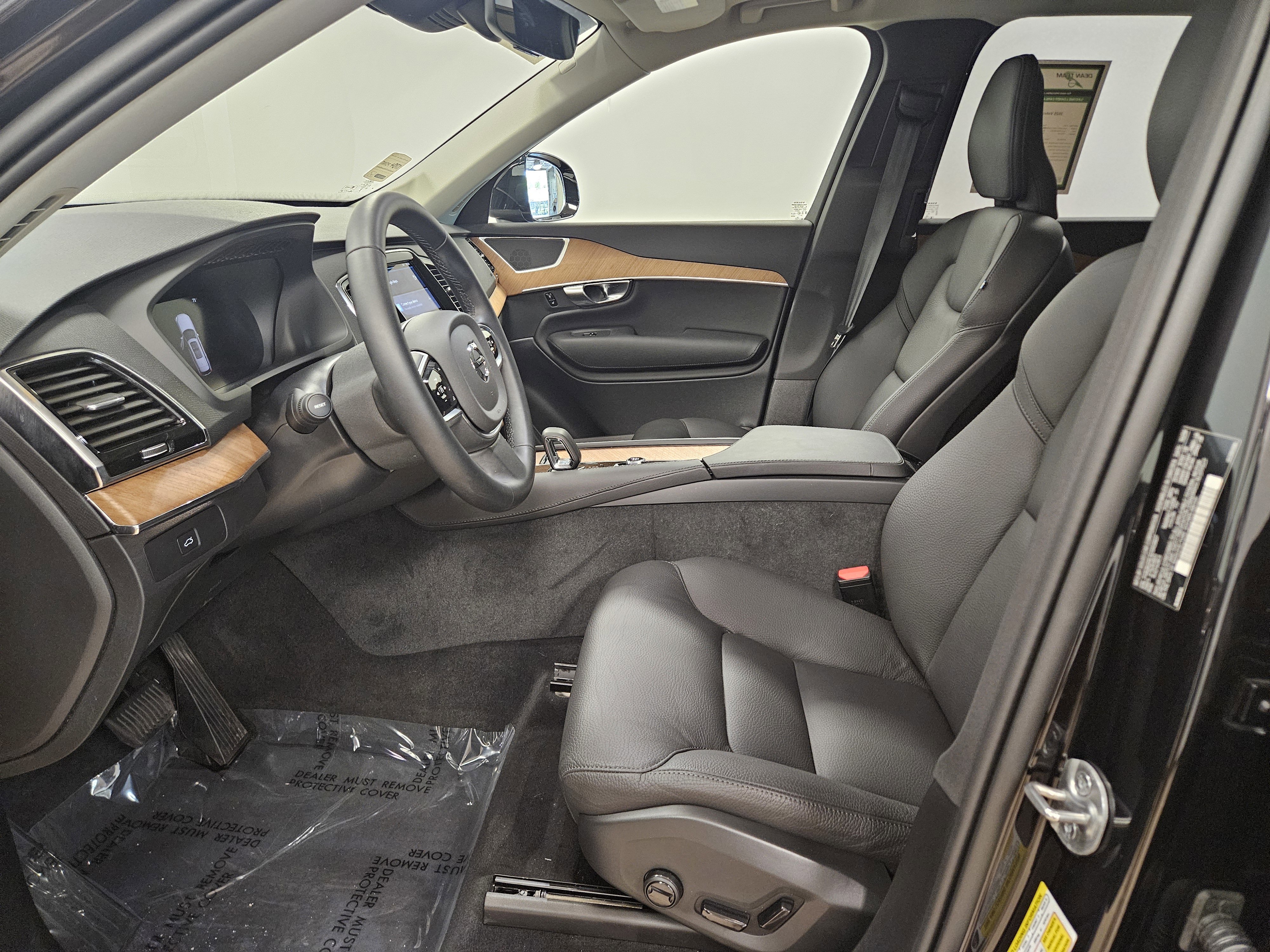 Used 2025 Volvo XC90 B6 Plus w/ Protection Package Premier image 8