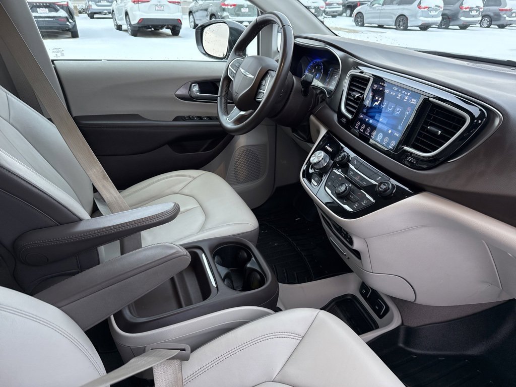 Used 2017 Chrysler Pacifica Touring-L image 20