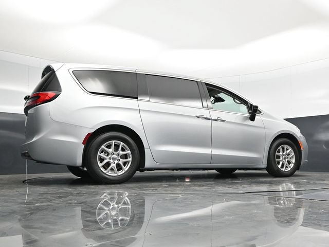 Certified 2024 Chrysler Pacifica Touring-L FWD image 55