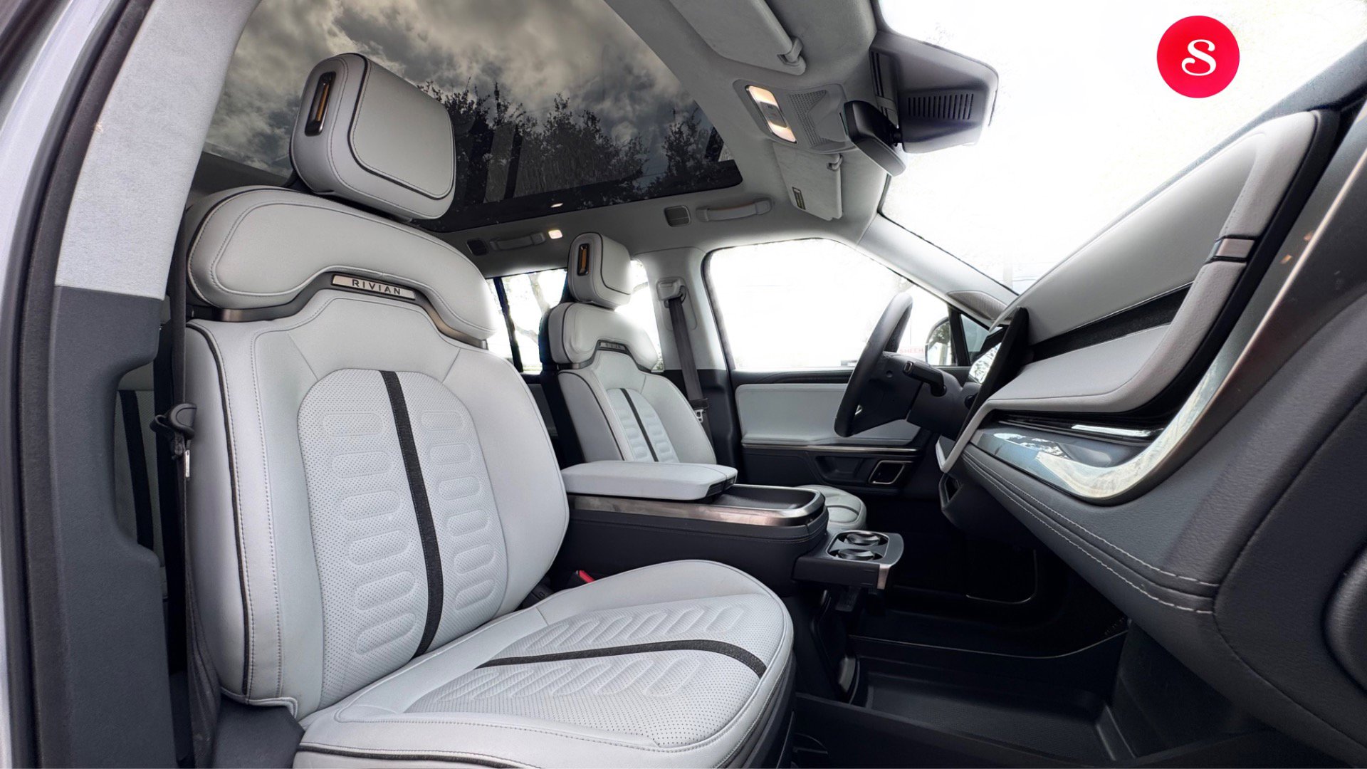 Used 2024 Rivian R1S Adventure image 21