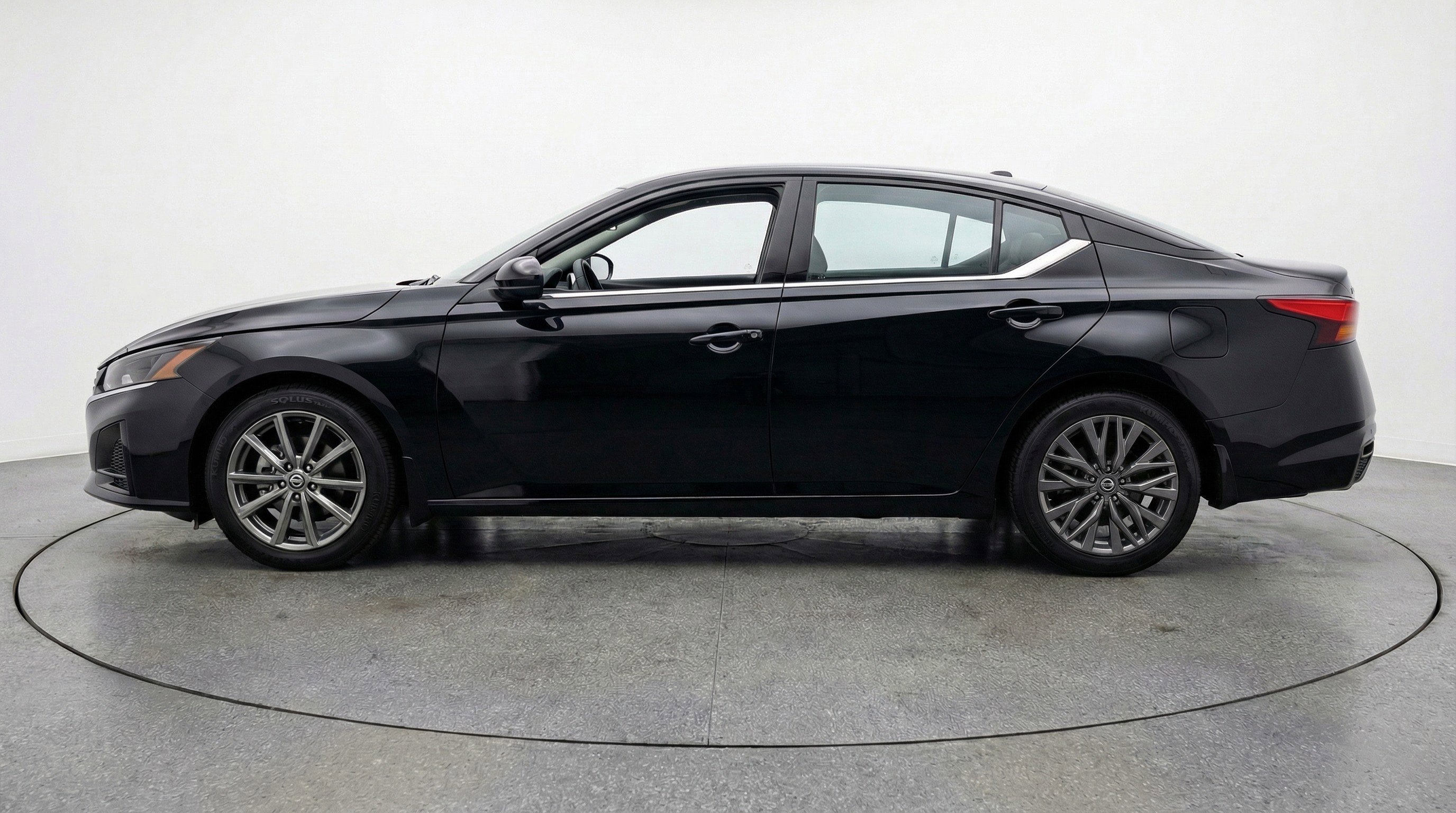 Used 2025 Nissan Altima 2.5 SV FWD image 5