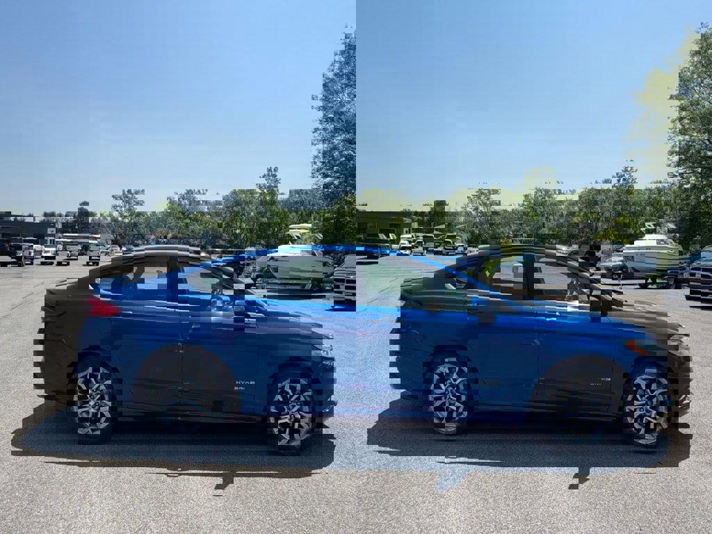 Used 2017 Ford Fusion SE w/ Equipment Group 601A image 4