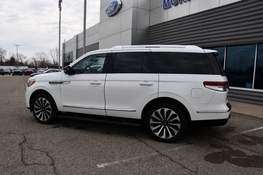 Used 2022 Lincoln Navigator Reserve image 3