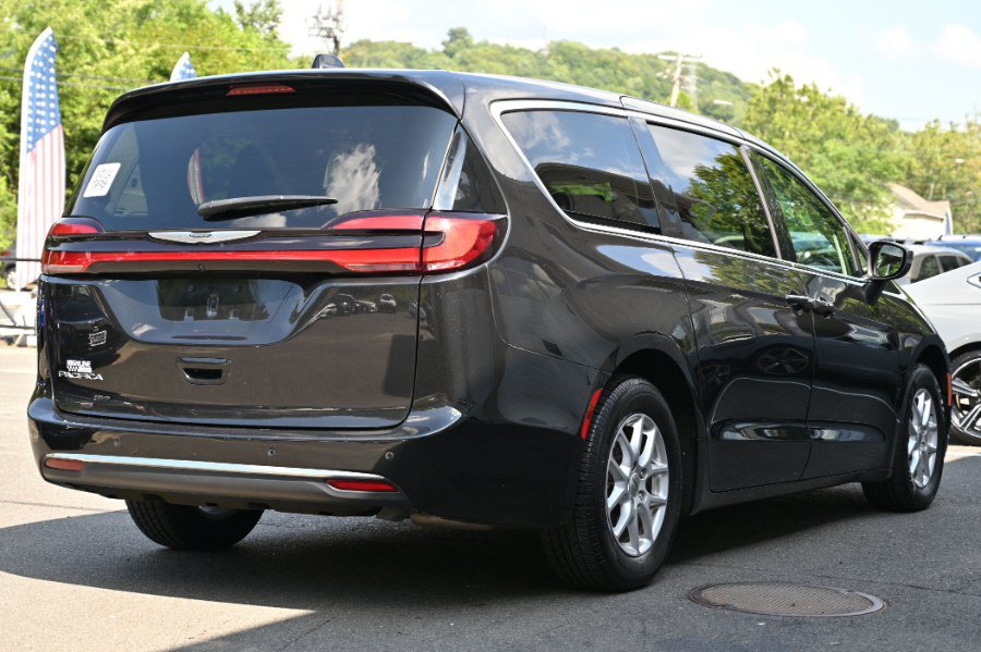 Used 2023 Chrysler Pacifica Touring-L FWD image 5