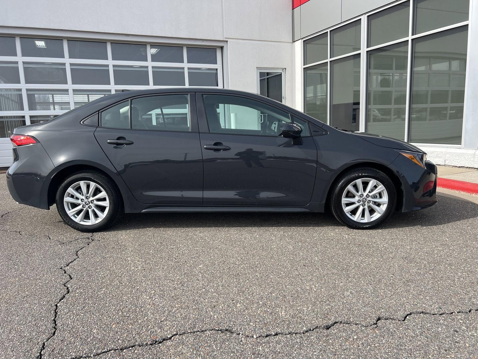 Used 2025 Toyota Corolla LE w/ LE Premium Package FWD image 21