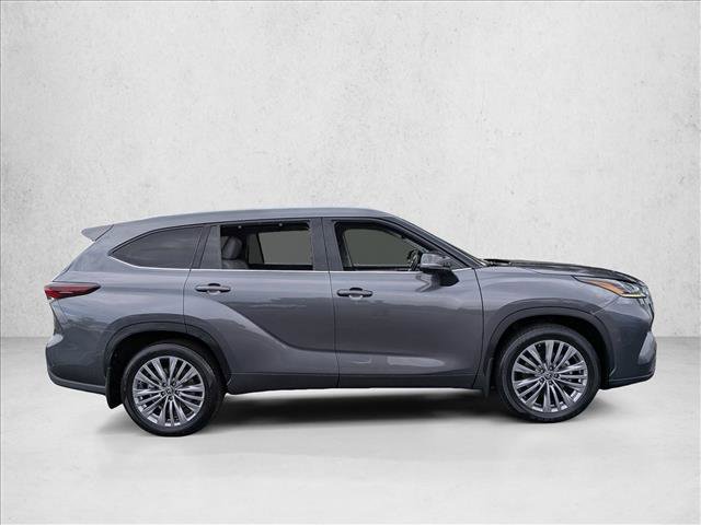 Used 2024 Toyota Highlander Platinum FWD image 4