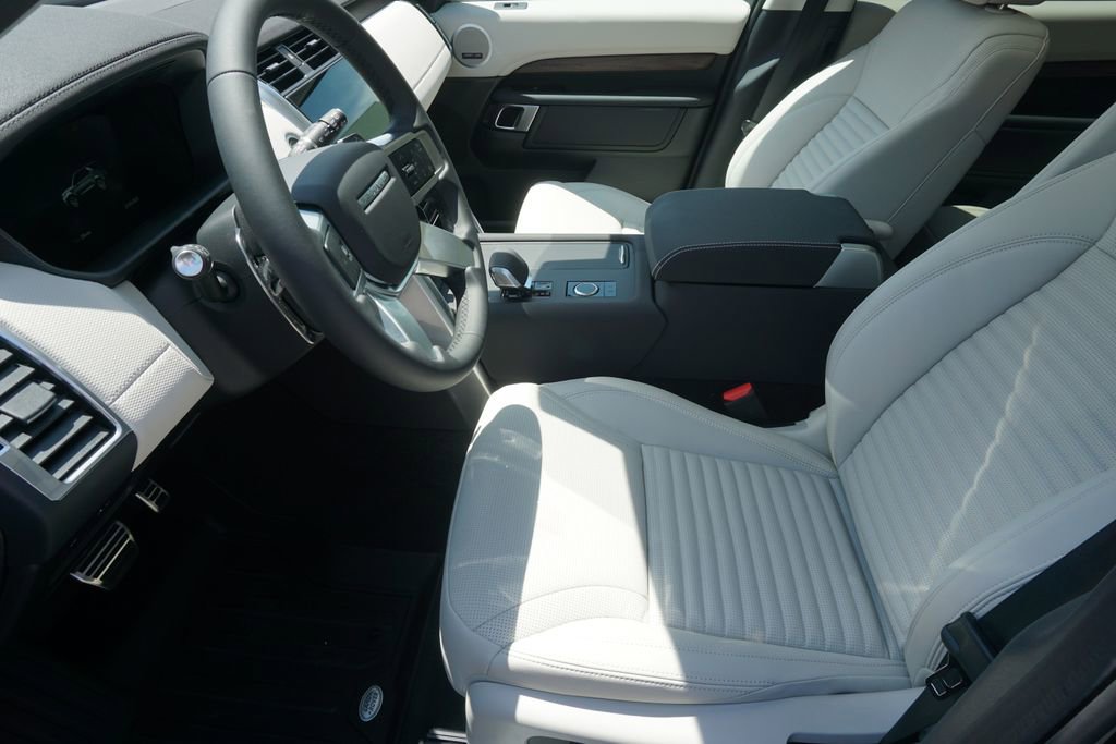 New 2025 Land Rover Discovery Dynamic SE image 19