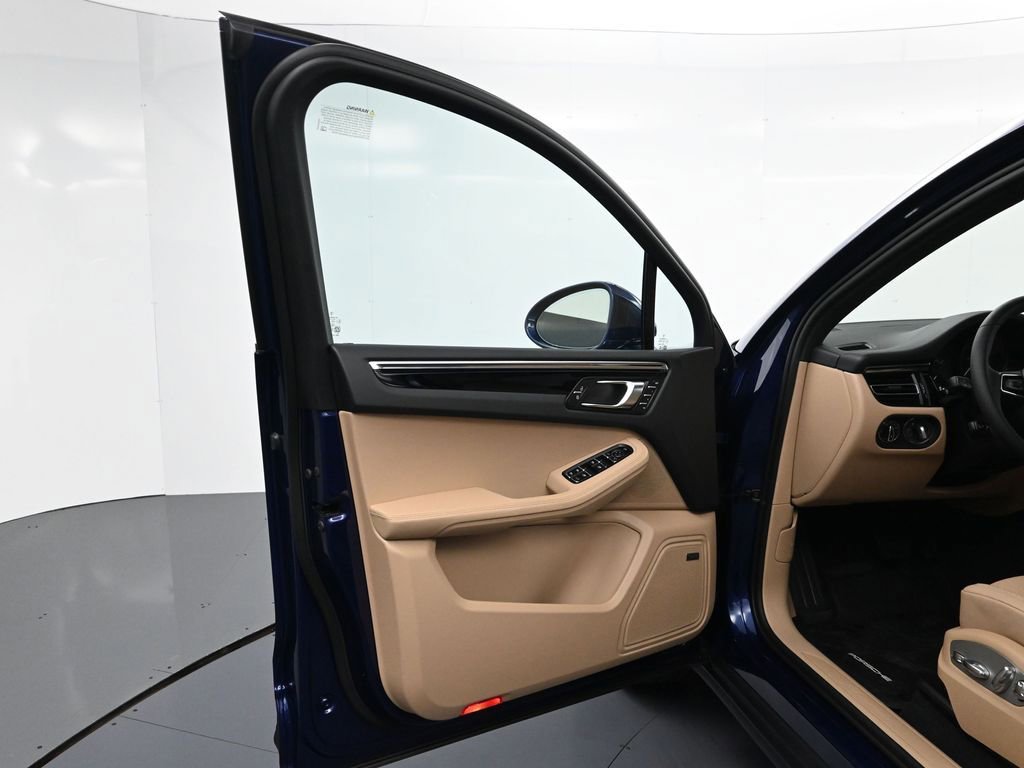 Certified 2026 Porsche Macan AWD/4WD image 16