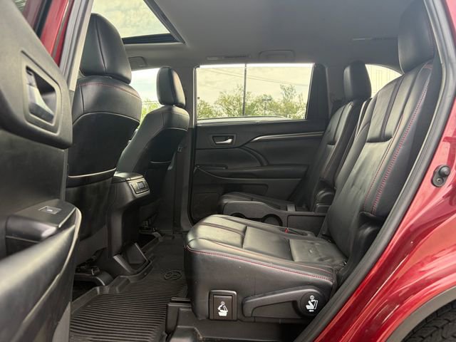 Used 2019 Toyota Highlander SE w/ Nightshade Edition image 18