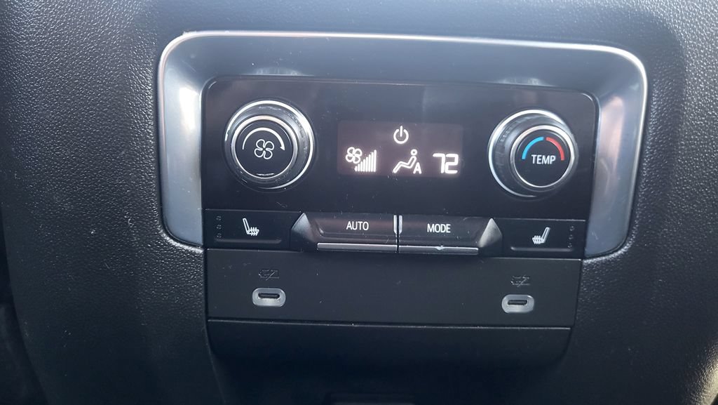 Used 2023 Chevrolet Suburban Premier AWD/4WD image 29