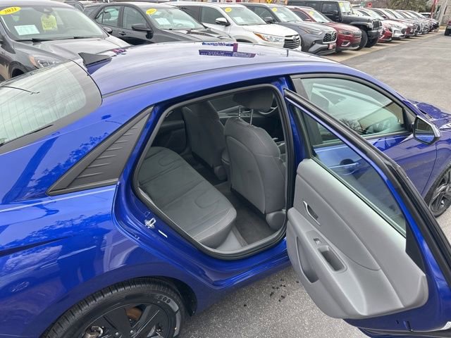 Used 2023 Hyundai Elantra SEL w/ Cargo Package FWD image 17