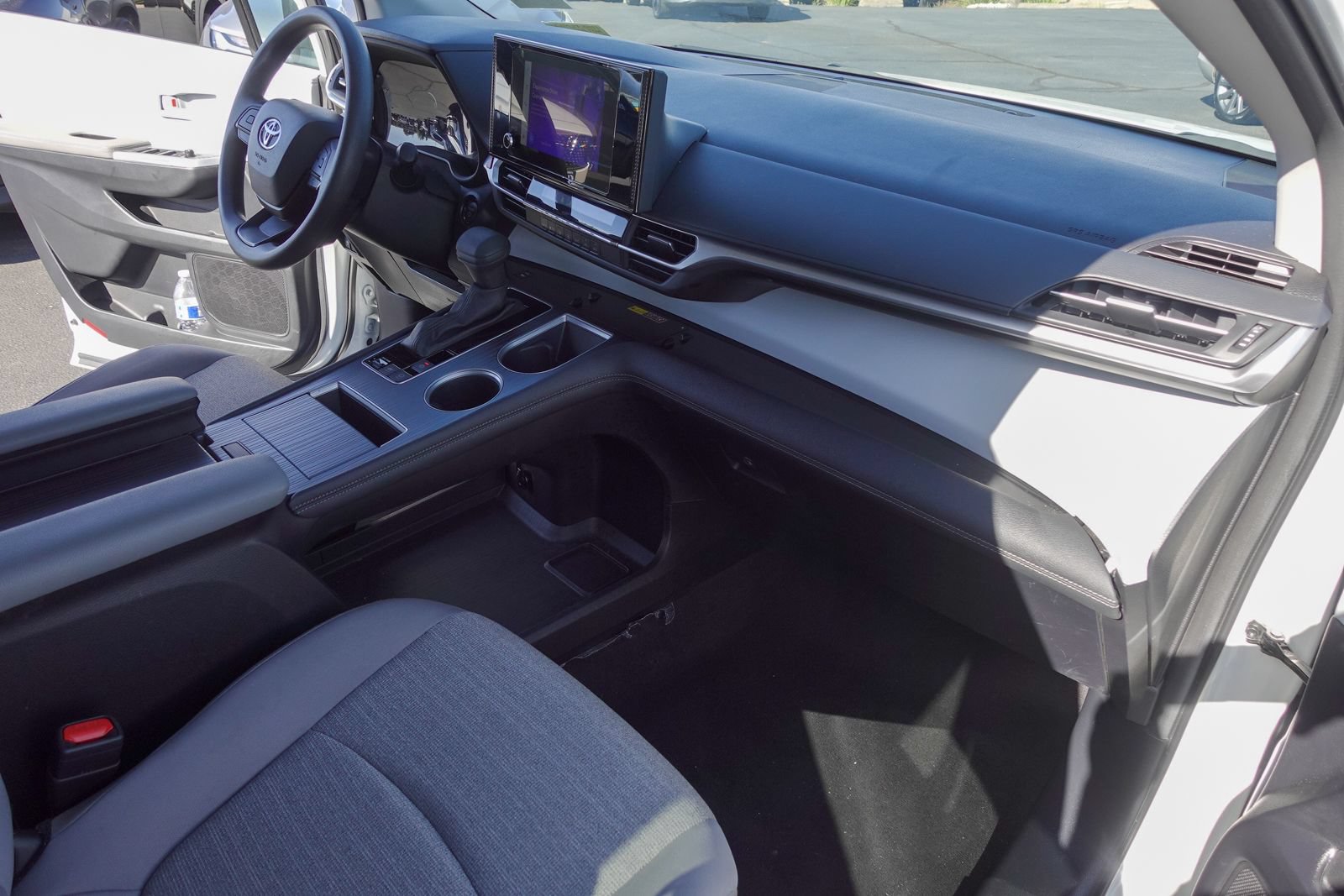 Used 2025 Toyota Sienna LE FWD image 11