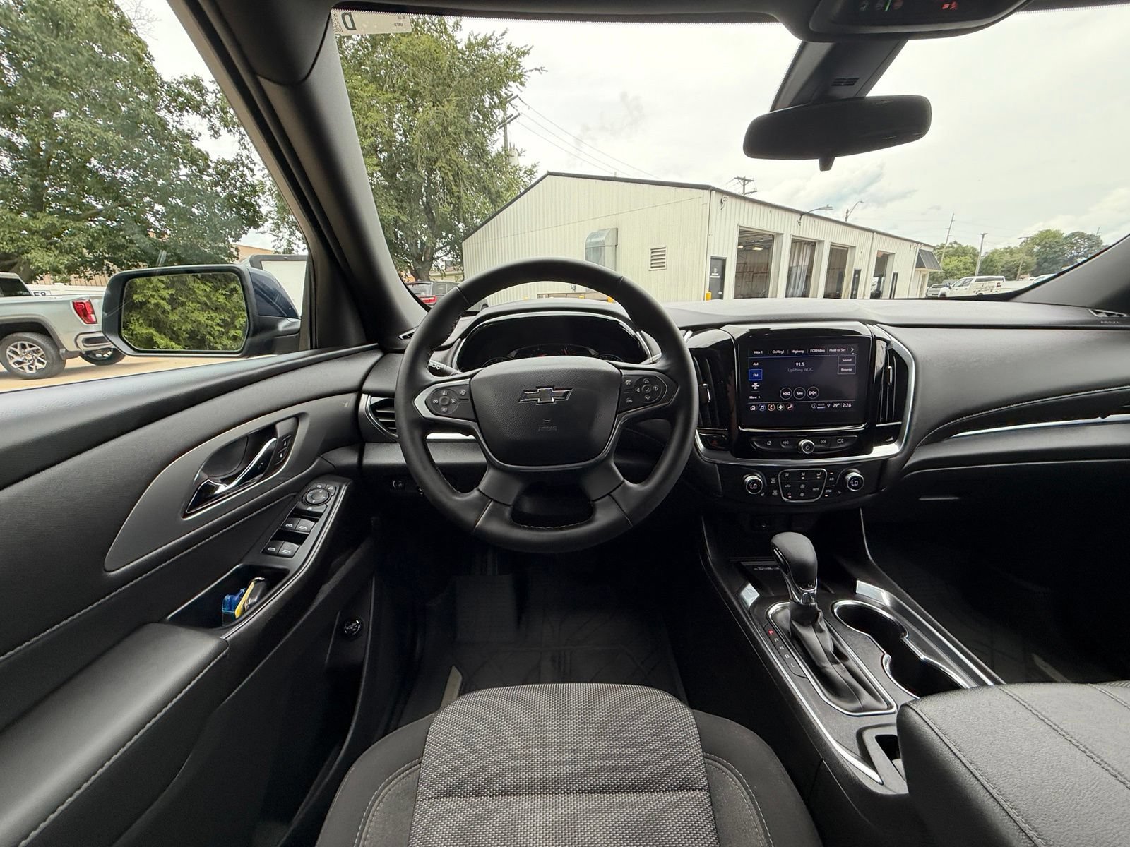 Used 2023 Chevrolet Traverse LT FWD image 2