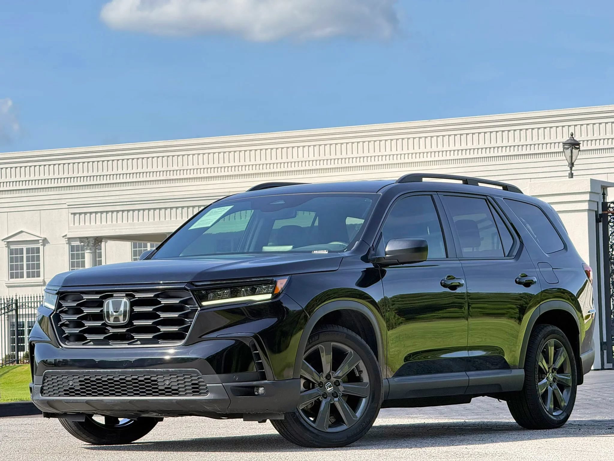 Used 2025 Honda Pilot Sport image 1