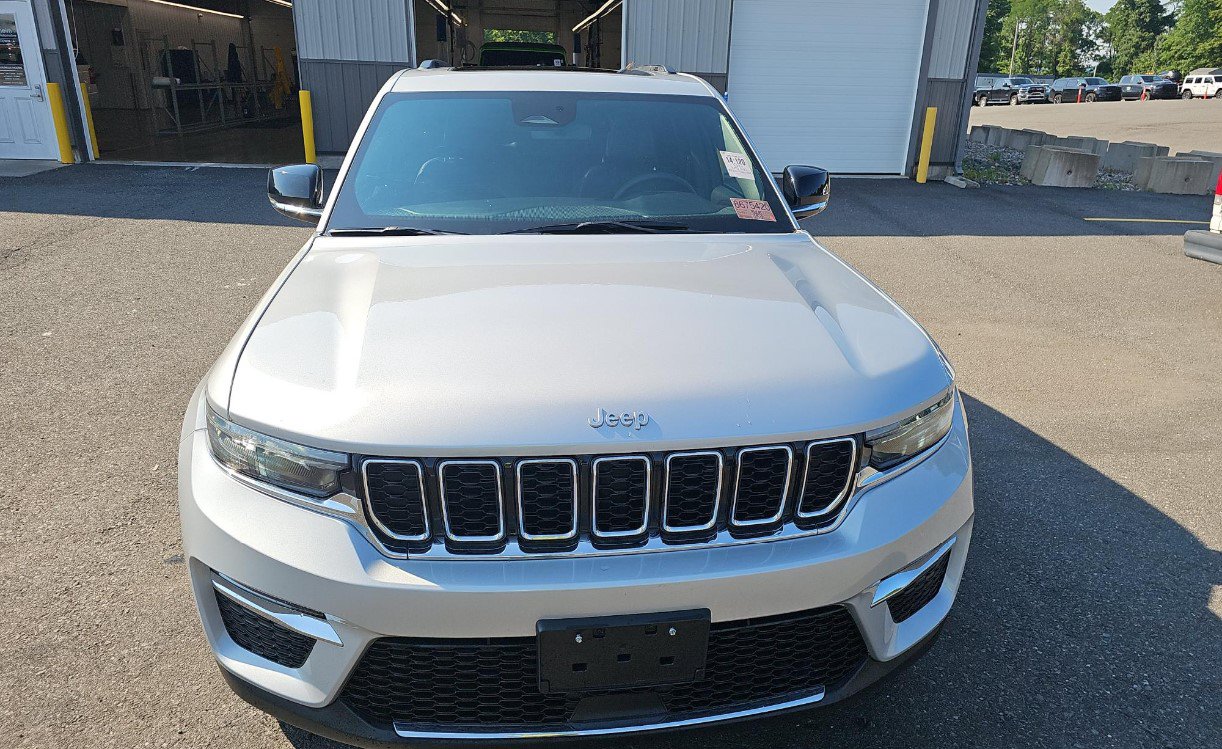 Used 2024 Jeep Grand Cherokee Limited w/ Trailer Tow Package AWD/4WD image 3
