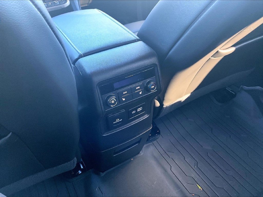 Used 2023 GMC Acadia Denali w/ Denali Ultimate Package AWD/4WD image 29