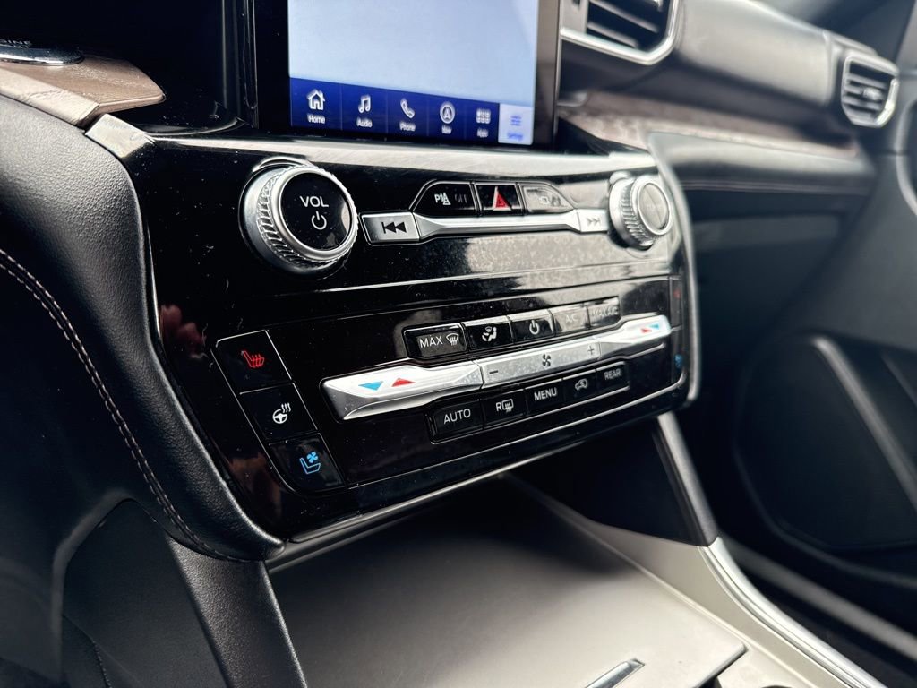 Used 2023 Ford Explorer Platinum w/ Technology Package image 16