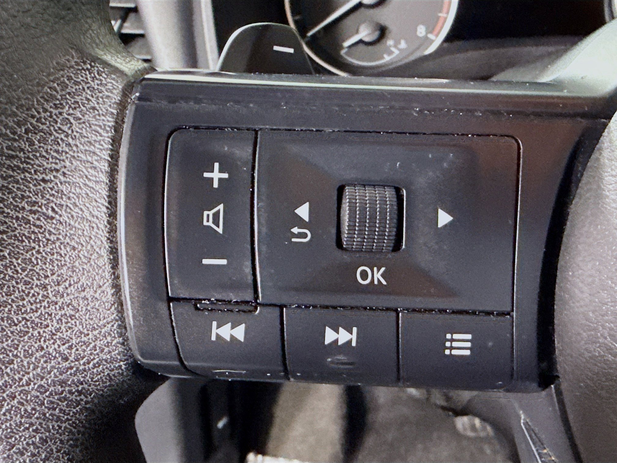 Used 2023 Nissan Rogue S image 14