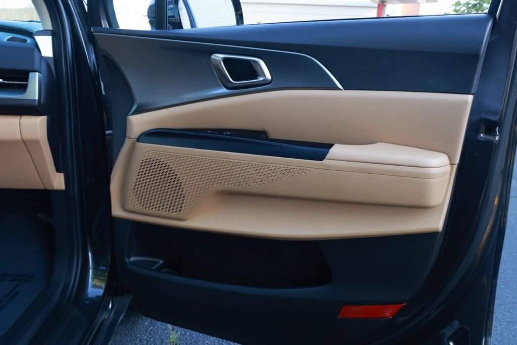 Used 2024 Kia Carnival LX FWD image 31