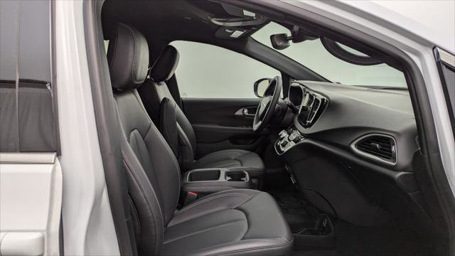 Used 2026 Chrysler Pacifica Select image 22