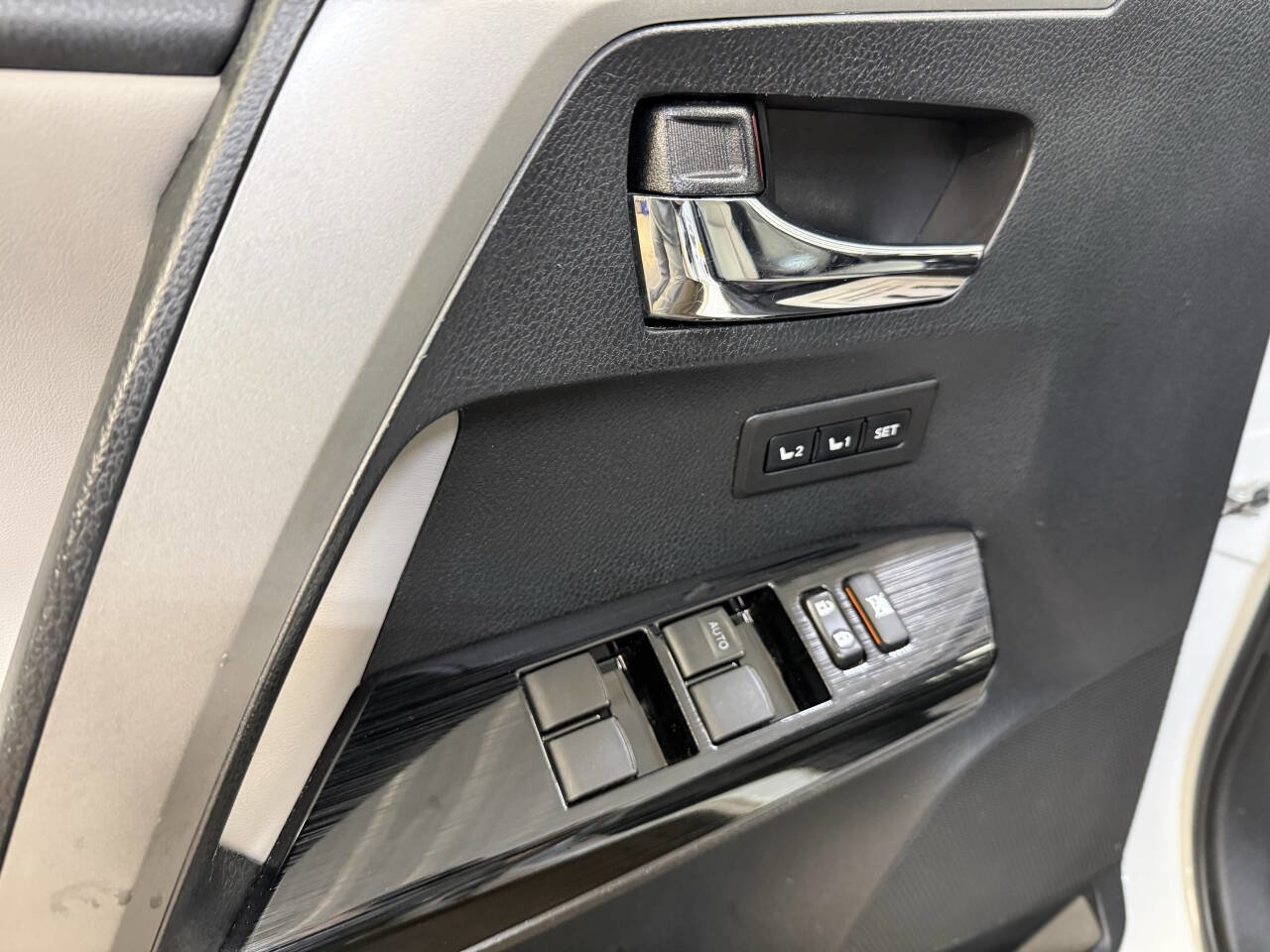 Used 2017 Toyota RAV4 Limited w/ Protection Package image 29