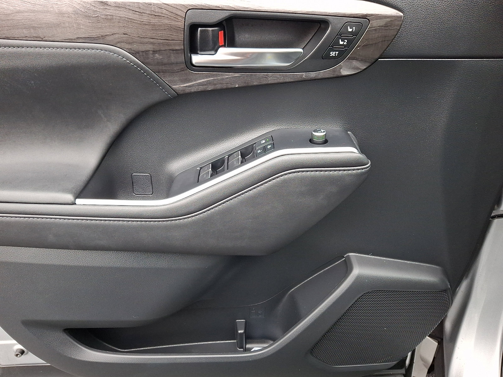 Used 2020 Toyota Highlander Limited image 13