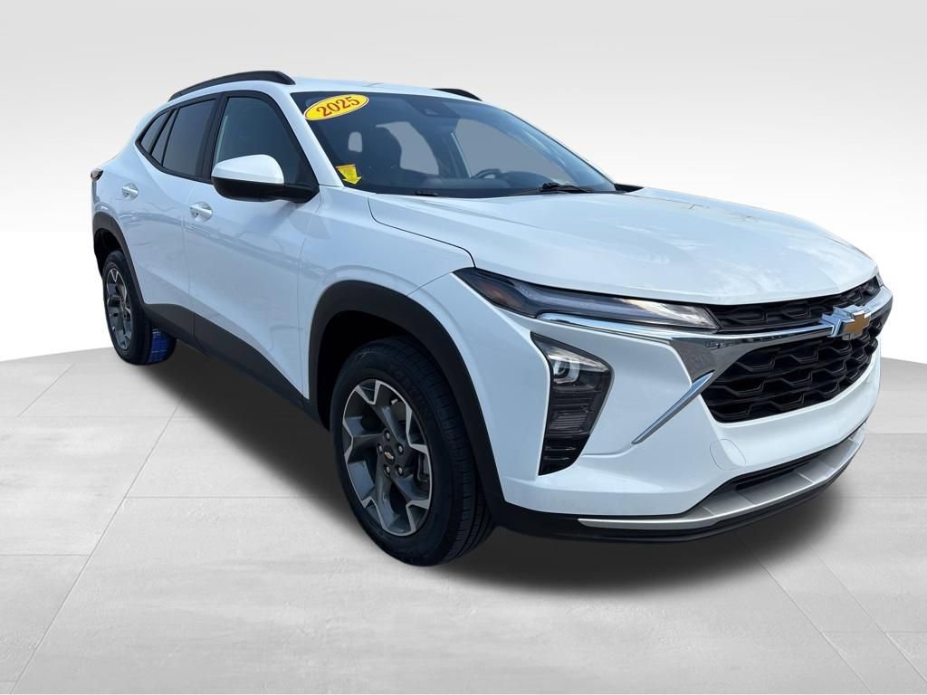 Used 2025 Chevrolet Trax LT w/ LT Convenience Package image 3