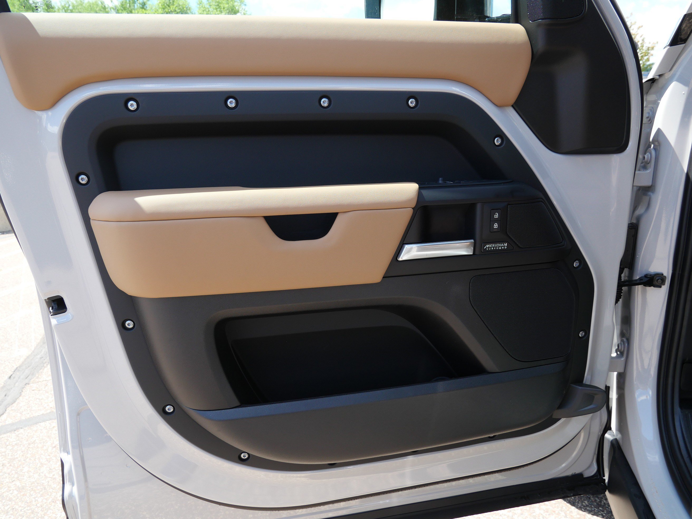New 2026 Land Rover Defender 130 X-Dynamic SE AWD/4WD image 4