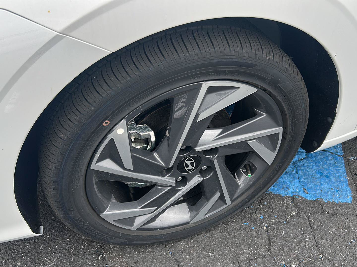 Certified 2025 Hyundai Elantra Limited FWD image 3