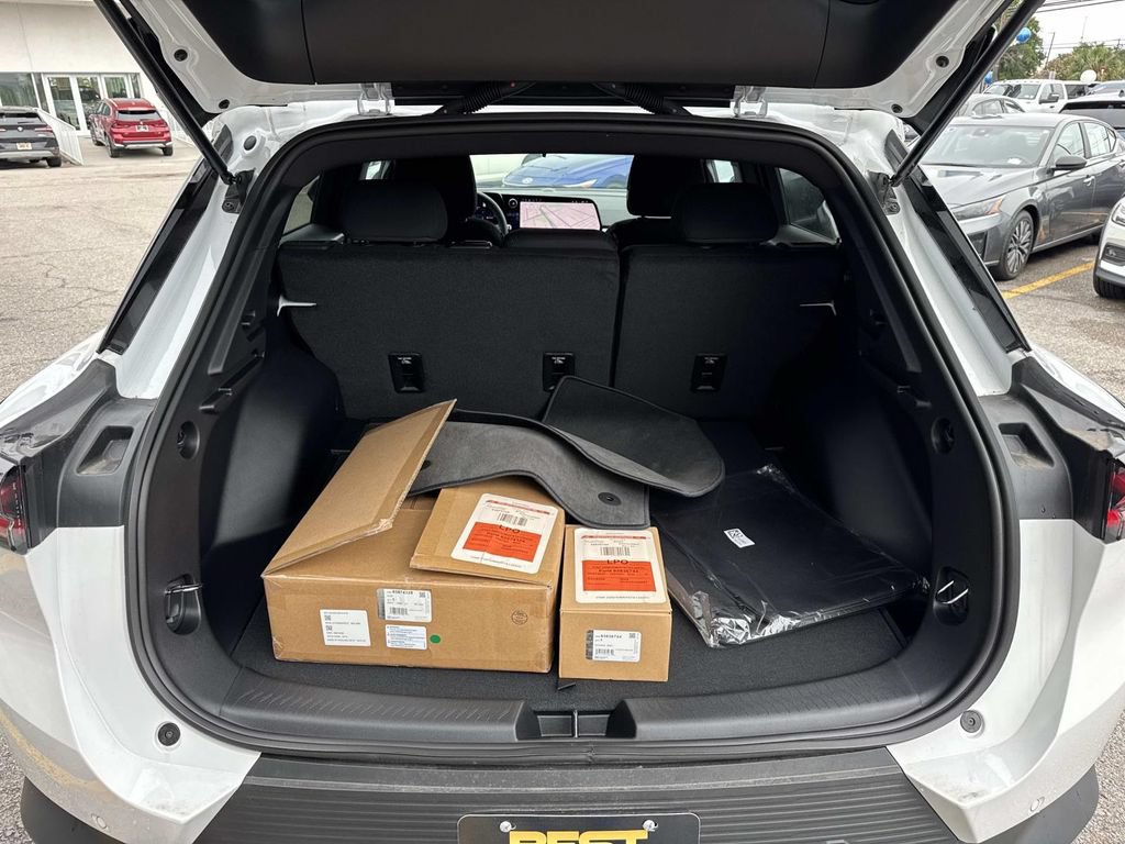 Used 2026 Chevrolet Equinox EV LT w/ Comfort Package FWD image 9