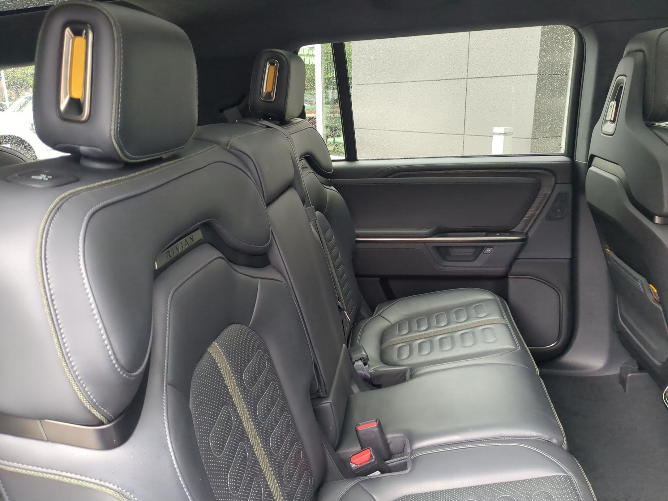 Used 2025 Rivian R1S Adventure Dual AWD/4WD image 32
