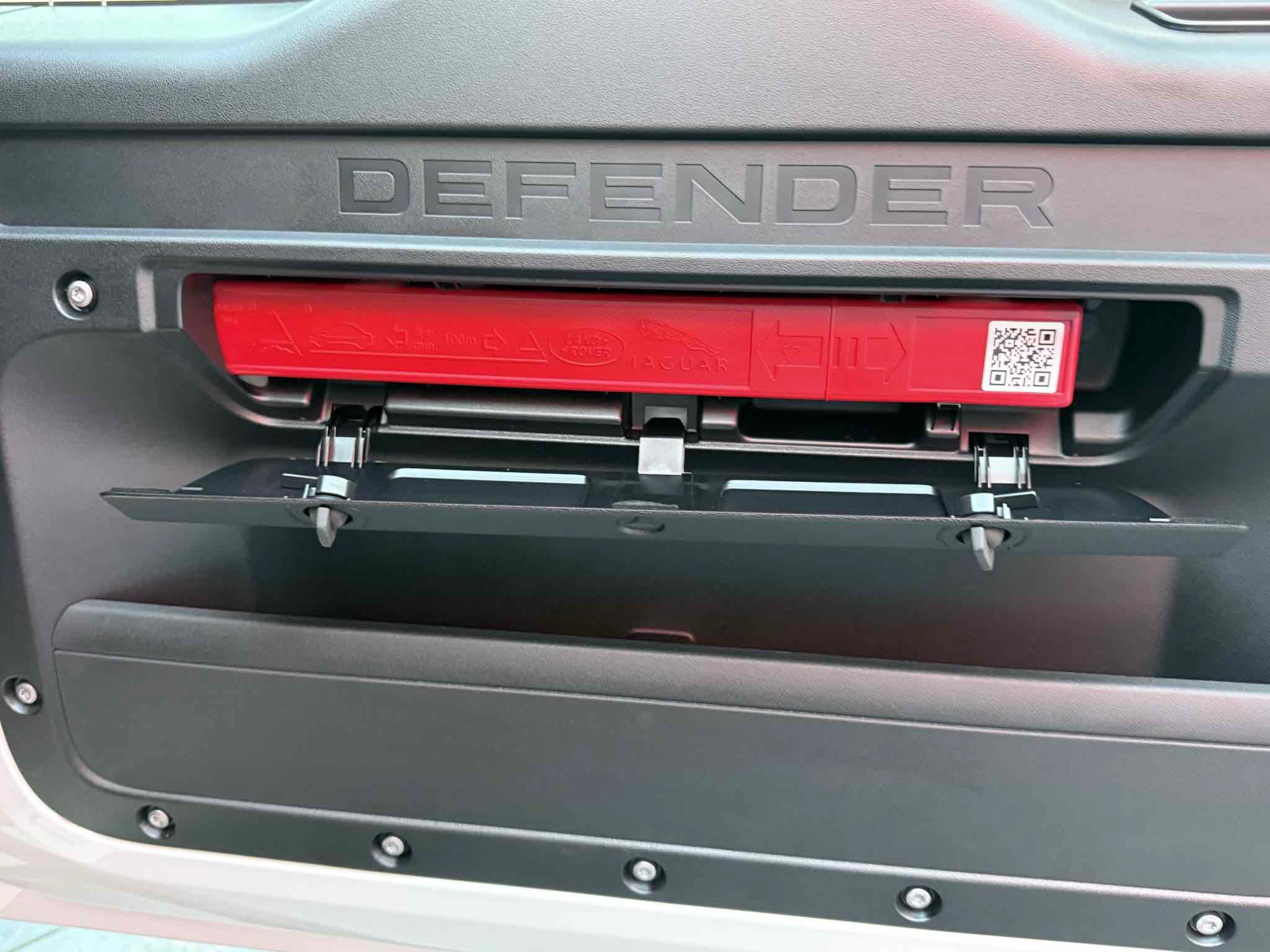 Used 2025 Land Rover Defender 110 X-Dynamic SE AWD/4WD image 95