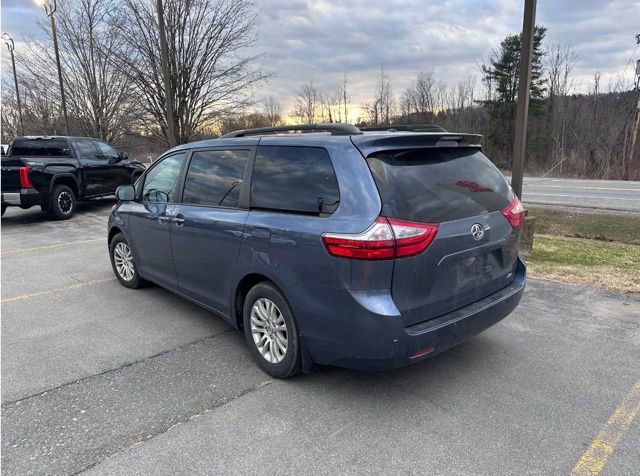 Used 2017 Toyota Sienna XLE Premium image 5