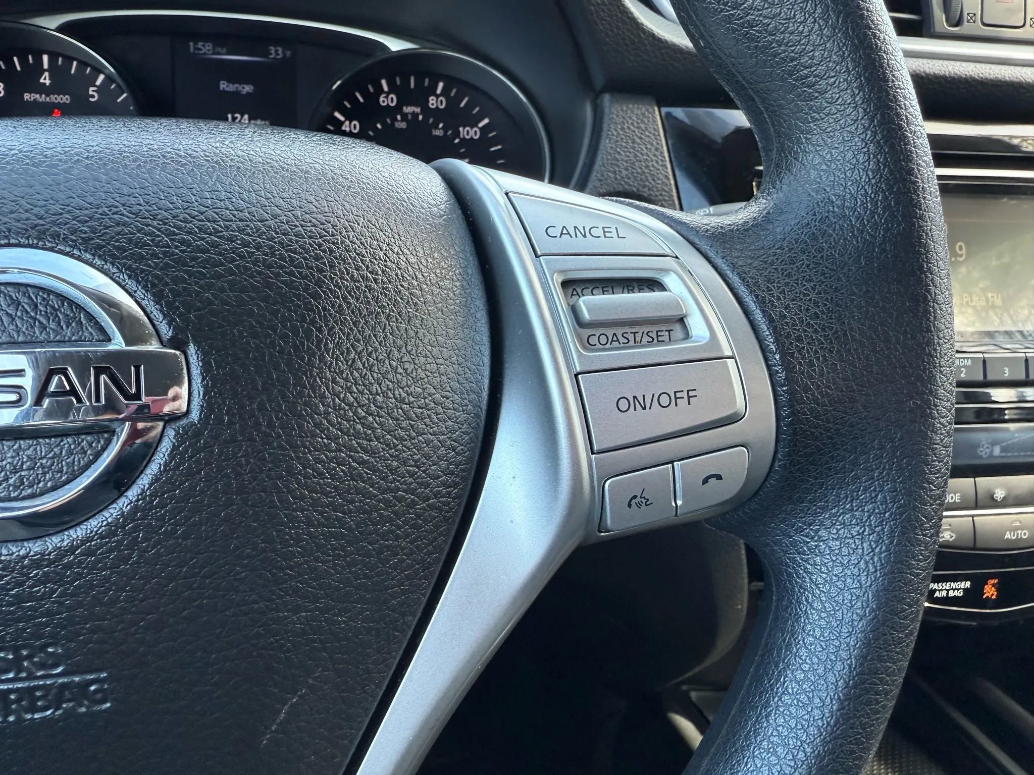 Used 2016 Nissan Rogue SV image 17