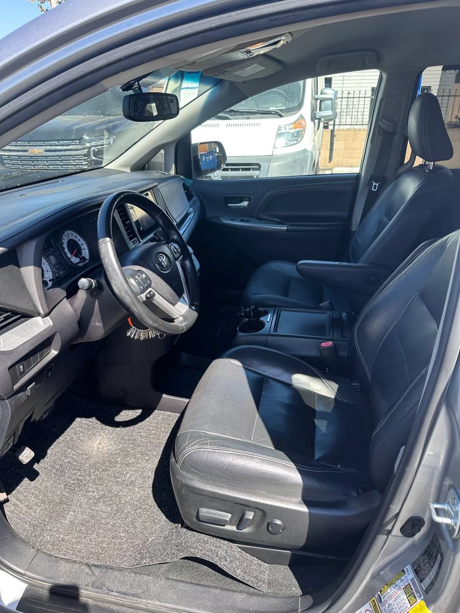 Used 2016 Toyota Sienna SE FWD image 7