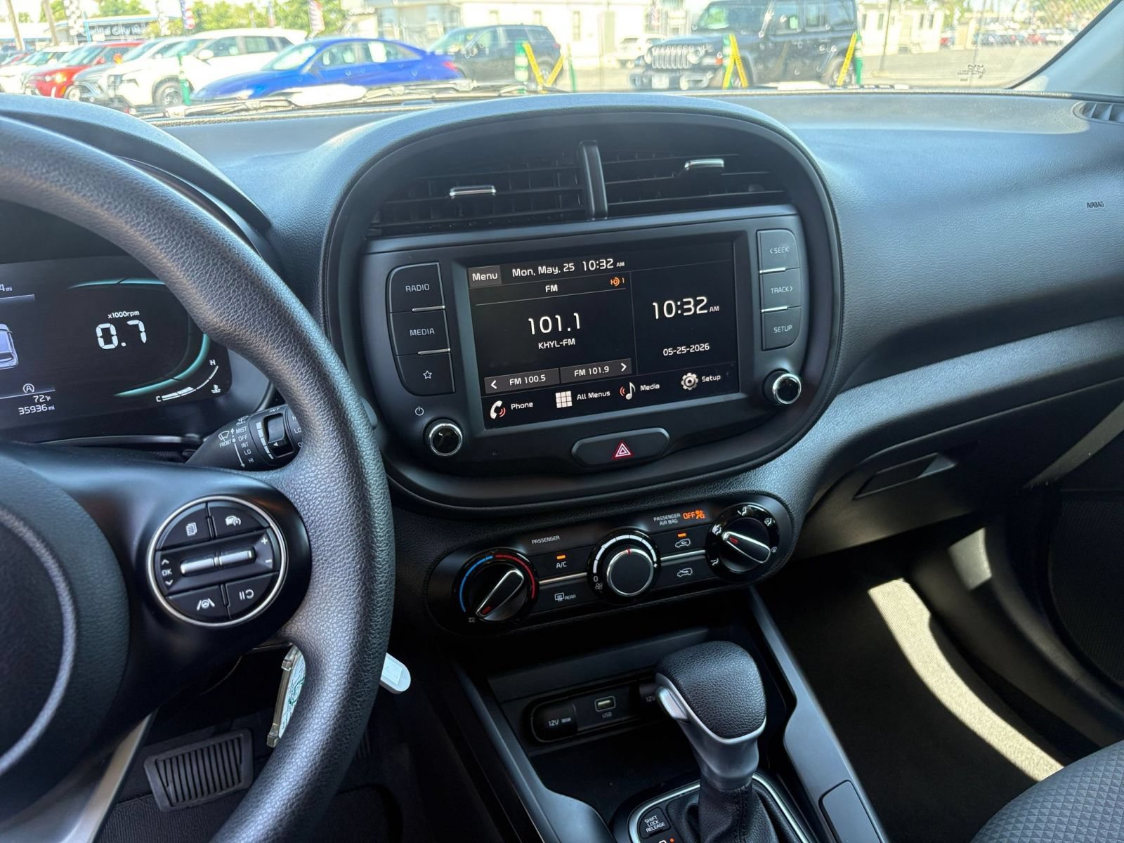 Used 2025 Kia Soul LX w/ LX Technology Package FWD image 17