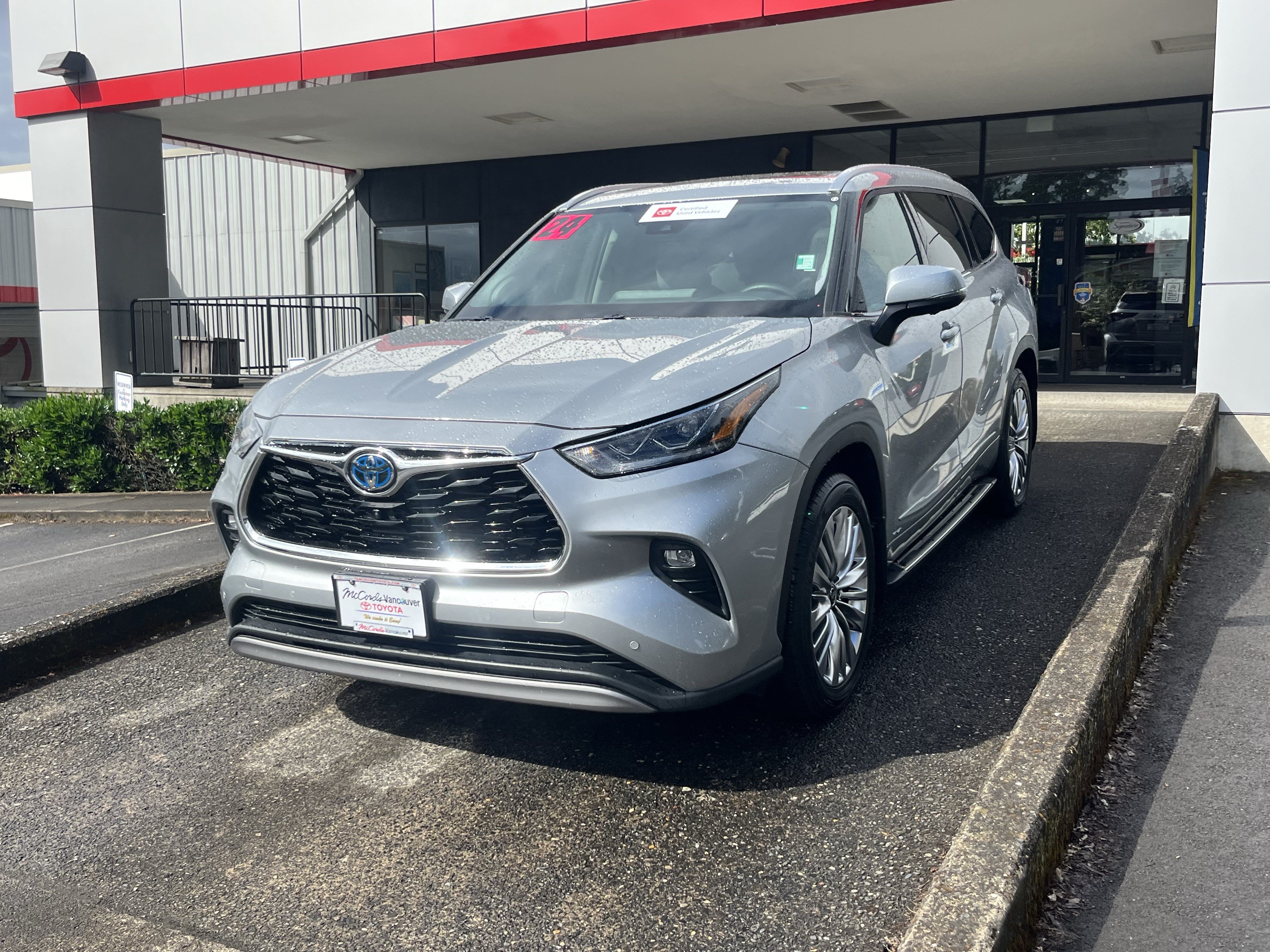 Used 2024 Toyota Highlander Platinum AWD/4WD image 3