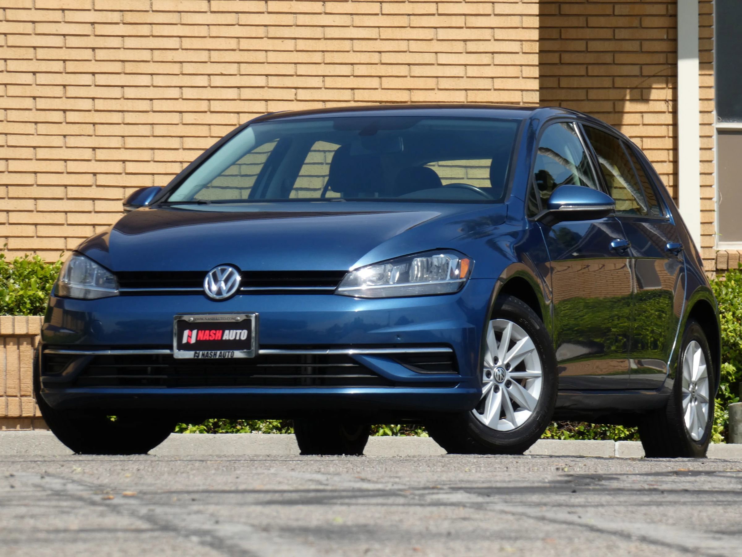 Used 2018 Volkswagen Golf S image 2