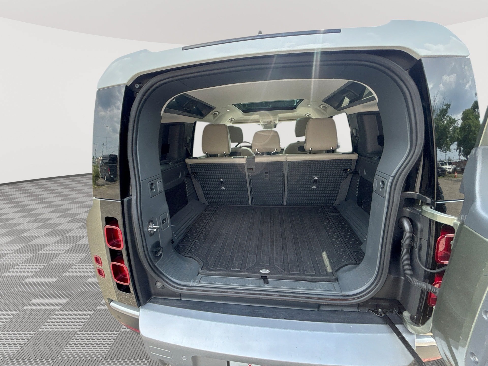 Used 2020 Land Rover Defender 110 SE AWD/4WD image 22